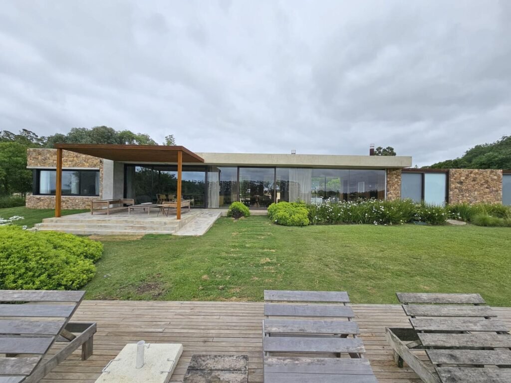 Construcción en Fasano Punta del Este - detalles constructivos del frente